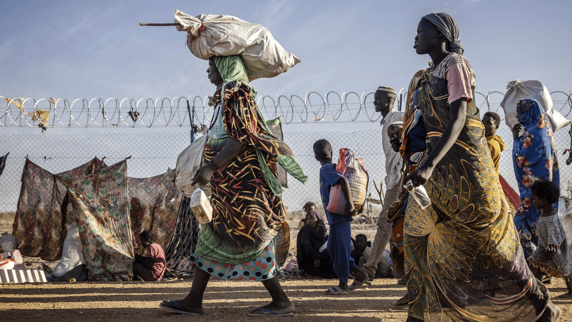 اللاجئون الفارّون من الحرب الأهلية في السودان يصِلون إلى مركز عبور في جنوب السودان.