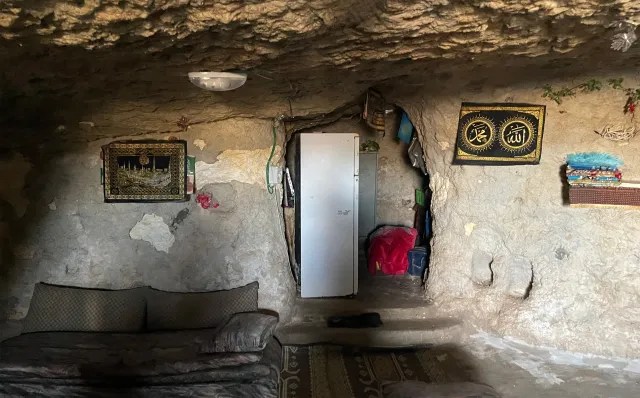 مشهد خارجي (الصورة العليا) ومشهد داخلي (في السفلى) لبيت بدوي في جبال جنوب الخليل.